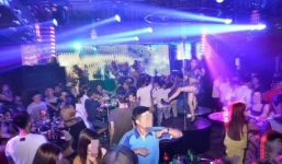 Đột kích quán Bar Next top, dân chơi ném hàng chục gói ma túy xuống sàn
