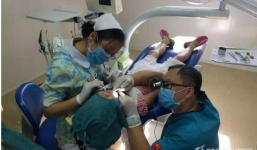 Xúc động với hình ảnh nha sĩ quỳ để phẫu thuật cho bé gái trong 40 phút