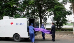 Thi thể cô gái trẻ tay đeo đầy nhẫn vàng nổi trên sông