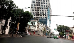 Cận cảnh tòa nhà cao bất thường cạnh Lăng Bác