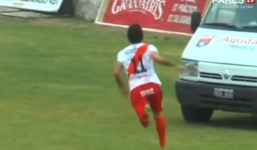 Video: Lĩnh thẻ vì ăn mừng trên cabin xe cứu thương