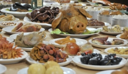 Bàn tiệc hơn 70 tỷ đồng với 120 món ăn làm từ đá quý