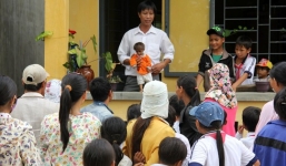 Ngày đầu tới trường của cậu bé nặng 3,4 kg, cao 50 cm