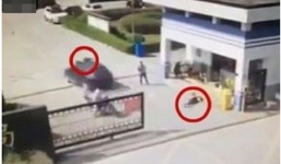 Kinh hoàng clip chồng cuồng ghen lái xe đâm tình địch và vợ