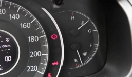 Lý do gì ôtô còn dưới 1/4 bình xăng không nên đi?