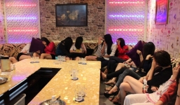 Nhà hàng cho tiếp viên mặc nội y phục vụ khách hát karaoke