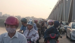 Giải cứu người đàn ông nhảy cầu Chương Dương tự tử