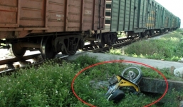 Tàu hỏa tông xe máy, nạn nhân bay xa 5m