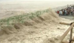 Video: Thủy triều cao 30 m đổ ập vào bờ ở Trung Quốc