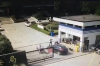 Video cuồng ghen lái ô tô đâm chết tình địch ngay trước trụ sở công an 