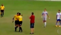 Bị cầu thủ đánh, trọng tài rút súng ra 'đòi xử'