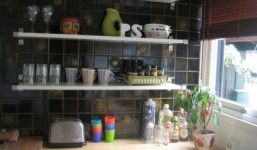 Ưu, nhược điểm của kệ mở trong tủ bếp