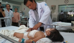 Bé 2 tuổi có bướu nặng 1,3kg trong gan đã được phẫu thuật thành công