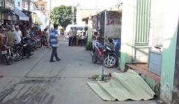 Hoảng hồn phát hiện người đàn ông nằm bất động bên đường