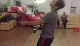 Phan Hiển 'khiêu vũ' cùng con trai trong phòng tập