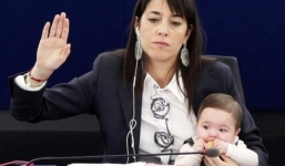 Cô bé cùng mẹ vào các phiên họp Nghị viện suốt 5 năm