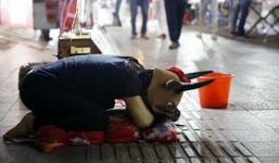 Thiếu nữ 15 tuổi đóng giả bò cho mọi người cưỡi lấy tiền chữa bệnh cho cha