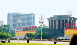 Tòa nhà 8B Lê Trực cao bất thường gần Lăng Bác xây vượt phép 5 tầng