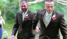 Video chồng cũ cầm tay chồng mới của vợ cùng dẫn con gái vào lễ đường