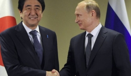 Video: Thủ tướng Nhật hồ hởi chạy đến bắt tay ông Putin