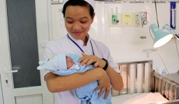 Bé sơ sinh nặng 700g bị suy hô hấp được cứu sống ở Ninh Thuận