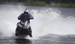 Video: Mô tô trượt tuyết như bay trên mặt nước