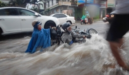  Video: Mưa lớn ở Đắk Lắk, hàng loạt xe máy bị cuốn trôi