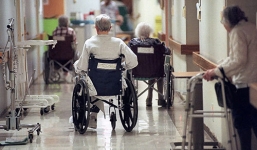 Nam y tá cưỡng hiếp hàng loạt bệnh nhân cao tuổi ở viện dưỡng lão