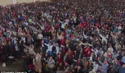 Video: Nhà tiên tri diễn trò “đi bộ trên không” để lừa hàng nghìn tín đồ