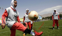 SỐC: ĐT nữ Iran có 8 cầu thủ là đàn ông