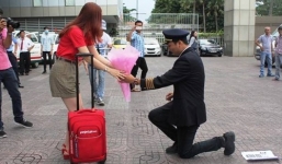 Khóc lần 2 màn cầu hôn của ông trùm hoa hậu với nữ tiếp viên xinh đẹp