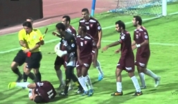 Video: Trợ lý trọng tài và cầu thủ đánh nhau như trên võ đài