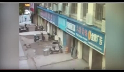 Video: Nạn nhân vụ đánh bom Trung Quốc bị thổi bay ra đường