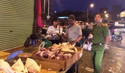 Bắt giữ và tiêu hủy hàng trăm kg tim lợn mốc ở chợ Phùng Khoang