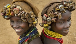 Kì lạ bộ tộc biến nắp chai, đồng hồ cũ thành trang sức độc đáo