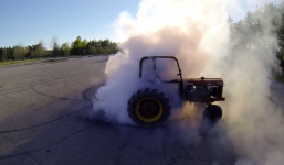 Video máy cày drift ấn tượng như xe đua