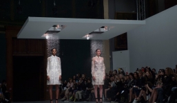 Bất ngờ với màn thay đồ bằng nước trên sàn catwalk của người mẫu