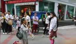 Video: Màn cầu hôn của cặp đôi đồng tính nữ xinh đẹp giữa phố