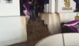 Nước lũ ập vào quán, khách uống cà phê bỏ chạy tán loạn