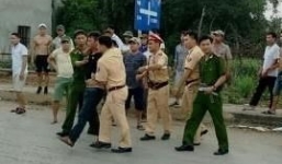 Hung hăng dùng dao chém CSGT, hai thanh niên bị bắt giữ