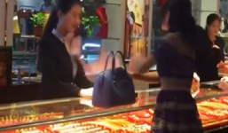 Nữ đại gia ném tiền vào nhân viên bán hàng gây xôn xao