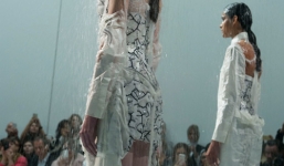 Người mẫu bị 'mất váy' ngay trên sàn catwalk