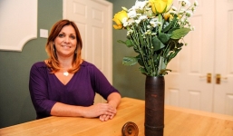 Dùng quả bom chưa nổ làm… lọ cắm hoa suốt 30 năm