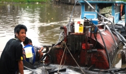 Ghe chở dầu phát nổ, 1 người bị thương