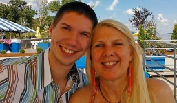 Gửi nhầm tin nhắn, phụ nữ 53 tuổi  lấy được anh chàng 23 tuổi