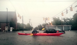 Mưa lớn nhất 1.000 năm qua nhấn chìm bờ đông nước Mỹ