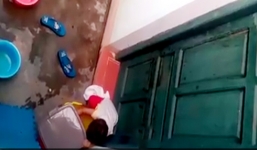 Phụ huynh em bé trong clip bé mầm non gào khóc, ăn rác là ai?