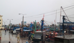 Tàu cá hỏng, 12 ngư dân trôi tự do trên biển