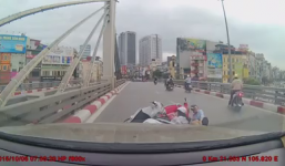 Thót tim hai cô gái thoát nạn trước đầu ô tô