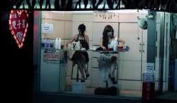 Cận cảnh những cô gái mặc “mát mẻ” bán trầu cau trong lồng kính